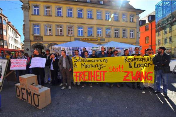 Mit dem Würzburger Flüchtlingscamp haben im März 2012 sehr entschlossene, mutige und selbst organisierte Proteste ihren Anfang genommen. Die Flüchtlinge kämpfen gegen Residenzpflicht, die Lagerpflicht, das Arbeitsverbot, die Essenspakete und Abschiebungen.