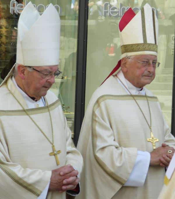 Wohlwollend begrüßte Bischöfe emeritus: Wilhelm Schraml und Walter Mixa. 