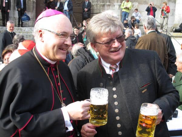 Posieren fürs Werbefoto: Bischof Voderholzer und Brauereidirektor Goß.