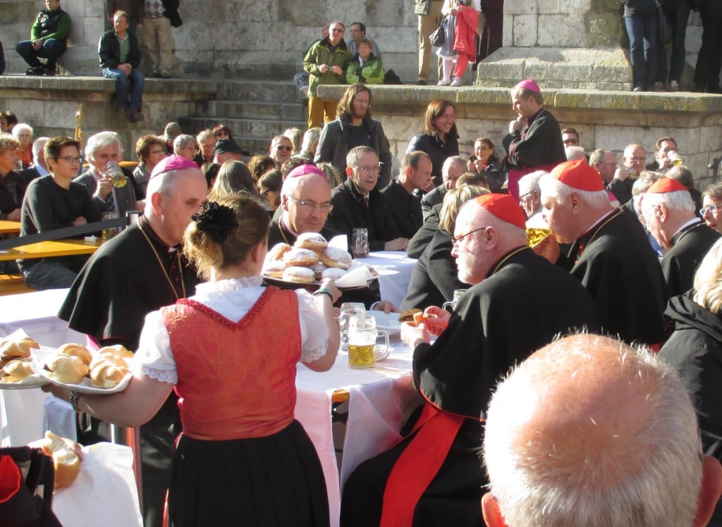 Bier trinken. Bratwurst essen. Dankbar sein. Die katholische Prominenz macht Party.