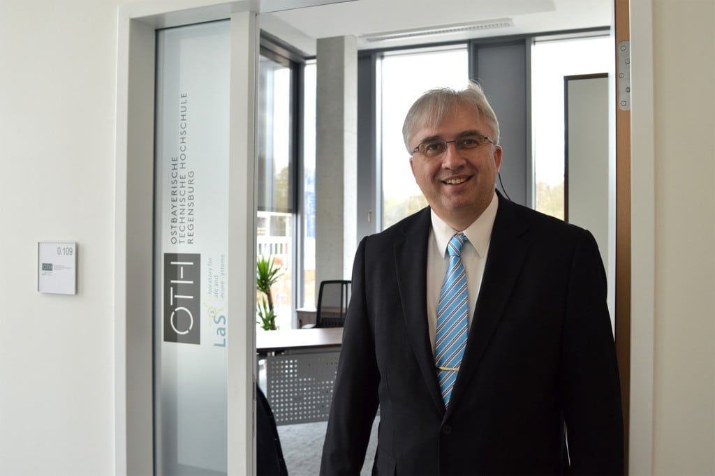 Prof. Dr. Jürgen Mottok ist von den neuen Räumlichkeiten des OTH-Labors LaS³ in der TechBase begeistert. Foto: OTH Regensburg