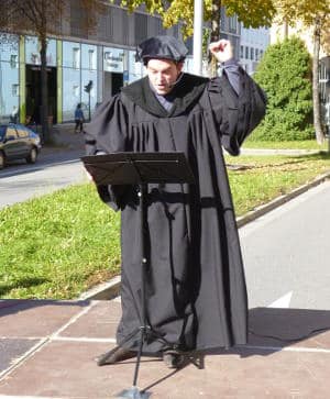 "...damit nicht das ganze Volk verdorben werde." Luther predigt in der nach ihm benannten Straße gegen die Juden. Foto: as